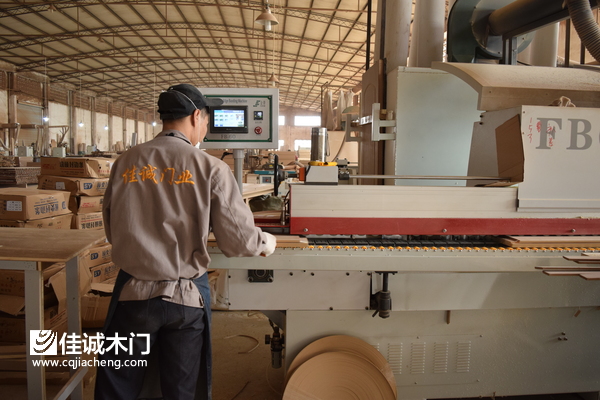 重慶佳誠木門員工操作機器設(shè)備