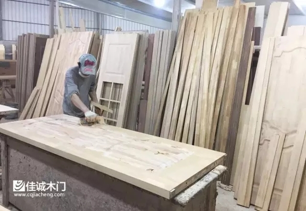 重慶佳誠木門：工人制作新品橡膠木木門