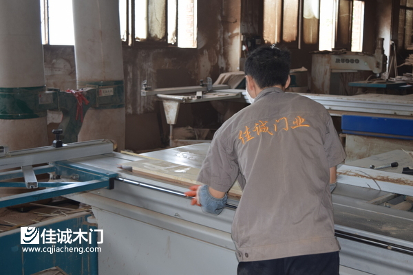 重慶佳誠木門工人作業(yè)
