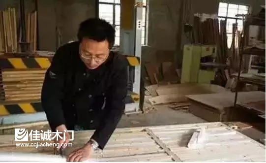 重慶佳誠木門工人工作
