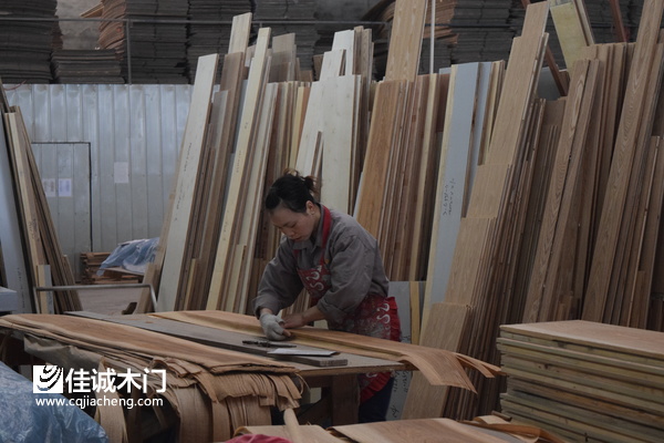 重慶佳誠(chéng)木門(mén)：佳誠(chéng)員工正在制作實(shí)木門(mén)零件