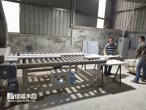 重慶佳誠木門全新UV流水線設(shè)備正式投入使用